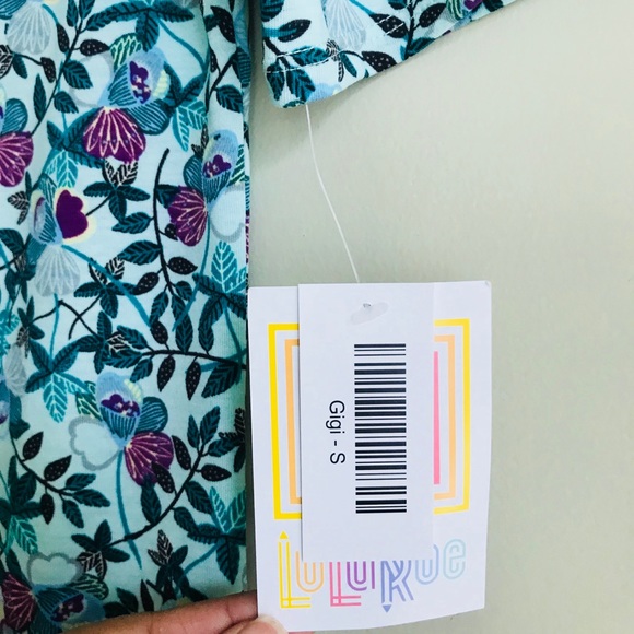 Lularoe Woman’s Gigi Floral Top Size Small - Picture 5 of 6